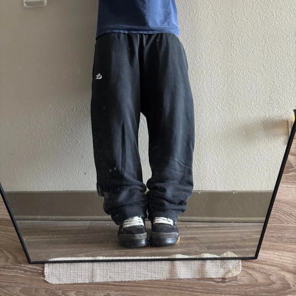 Vintage Y2K/2000s Black Nike Streetwear Essential Sweatpants! Size M